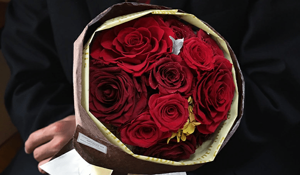 12本の薔薇の花束 ダイヤモンドローズを使用した12本の薔薇の花束